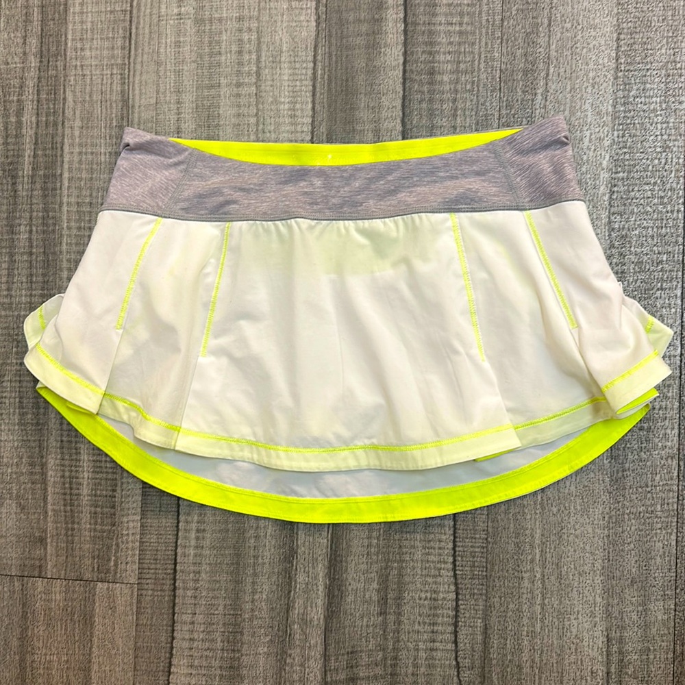 Women’s Lululemon presta skirt size 8. White, Metallic silver, Ray size 8